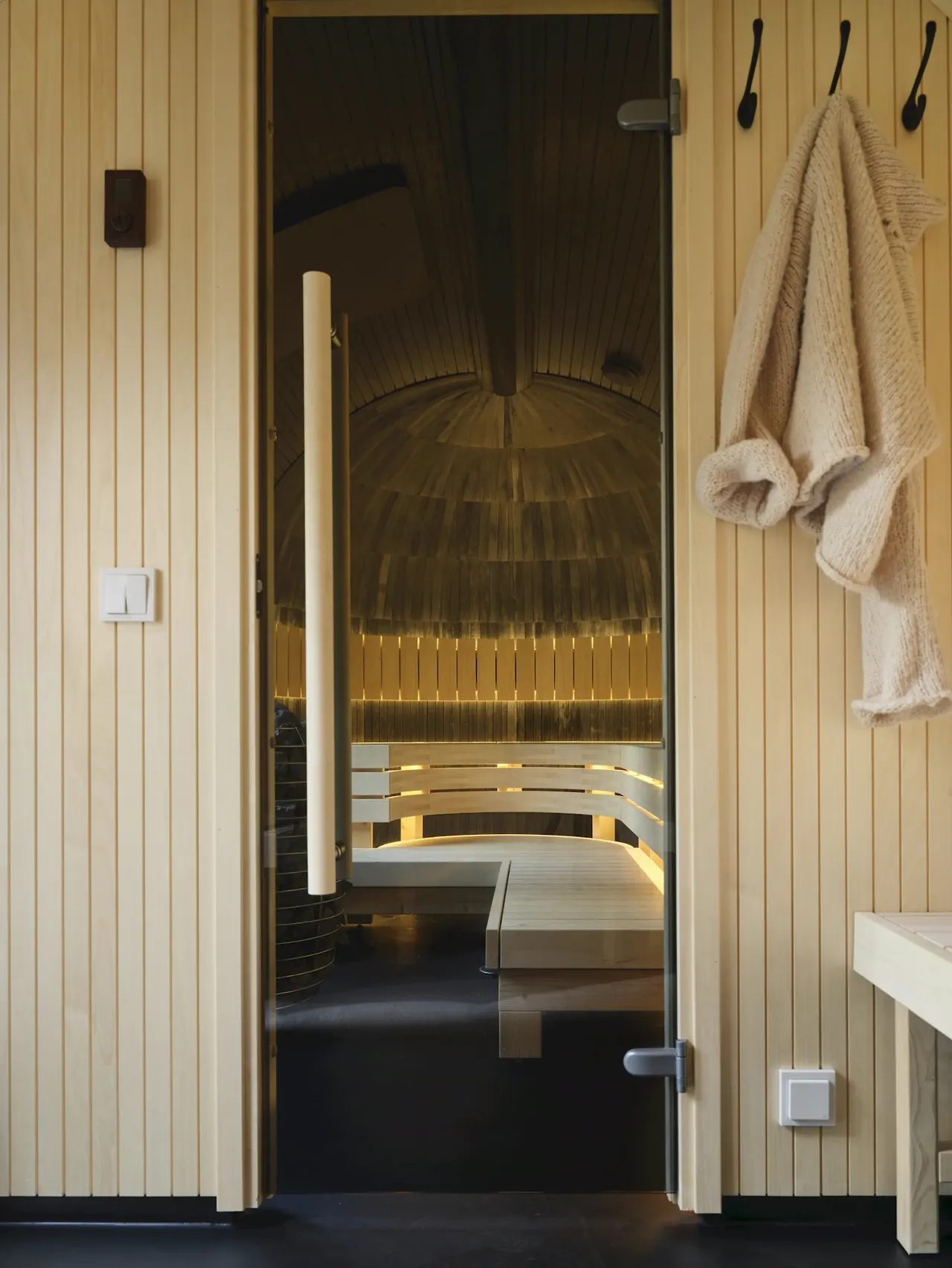Change rooms — Steam, showers, day lockers, towels provided